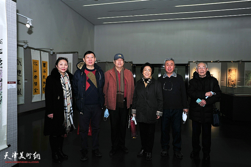 左起：李国英、杨东、陈元龙、李润兰、王建涛、郭文伟在展览现场。
