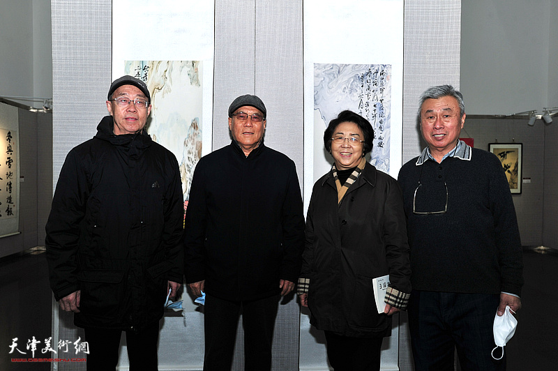 左起：王已宏、赵天浩、李润兰、王建涛在展览现场。