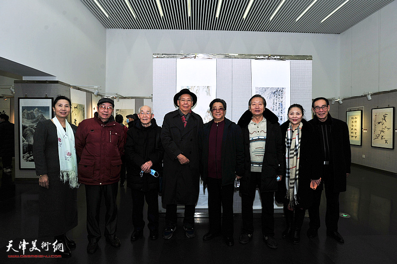 左起：王庭芬、曹剑英、郭文伟、赵玉森、曲学真、刘家城、李国英、耿存良在展览现场。