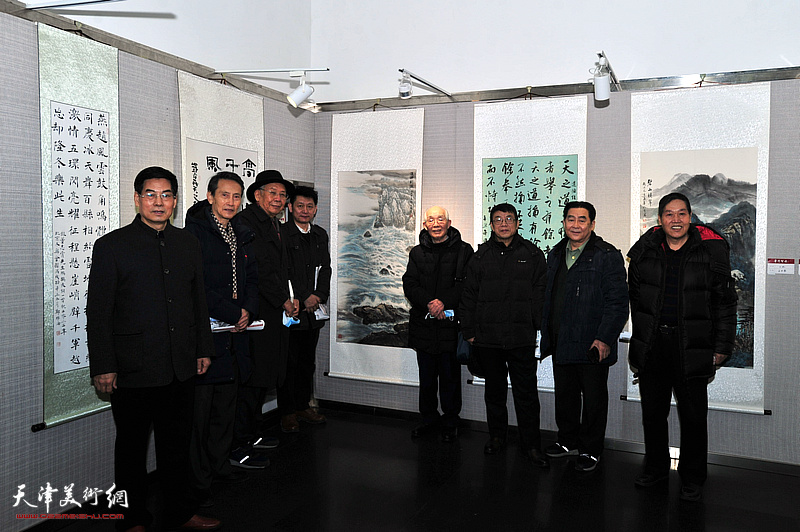 左起：王玉明、李文安、赵玉森、田新宇、郭文伟、刘士岭、刘士岭、冯连贵在展览现场。