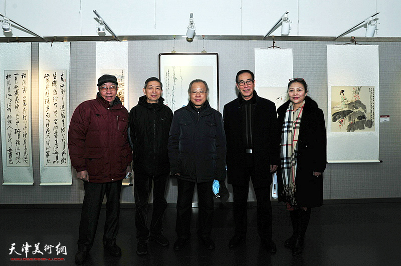 左起：曹剑英、化继忠、王金厚、耿存良、李国英在展览现场。