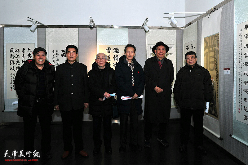 左起：冯连贵、王玉明、郭文伟、赵玉森、李双林在展览现场。