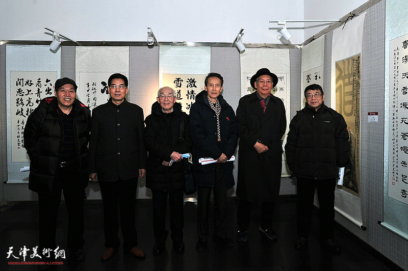左起：冯连贵、王玉明、郭文伟、赵玉森、李双林在展览现场。