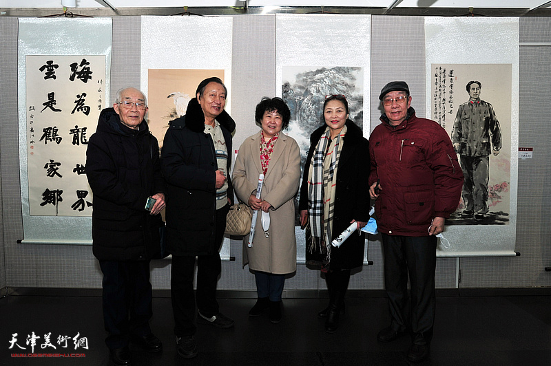 左起：郭文伟、刘家城、周军、李国英、曹剑英在展览现场。
