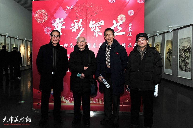 左起：耿存良、郭文伟、李文安、李双林在展览现场。