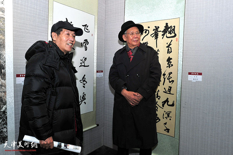 赵玉森、冯连贵在展览现场。
