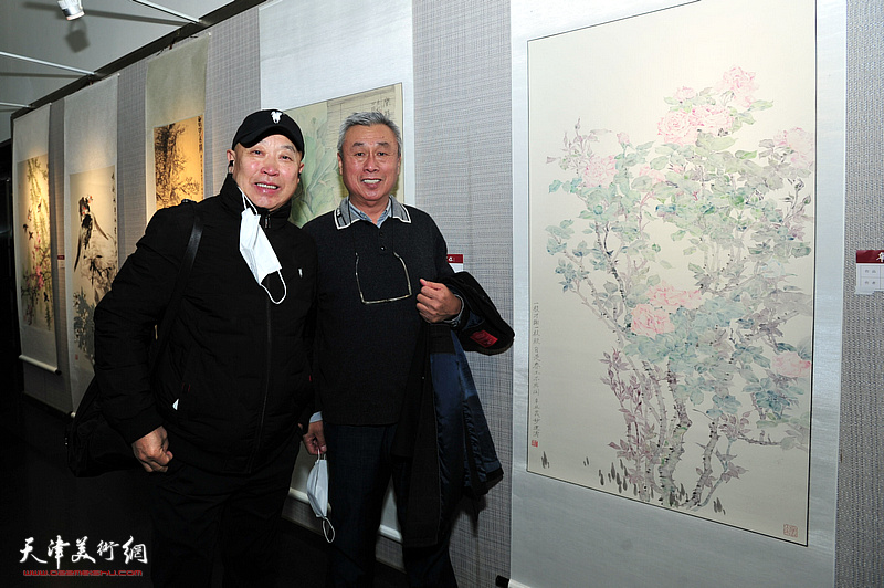 王建涛与嘉宾在展览现场。