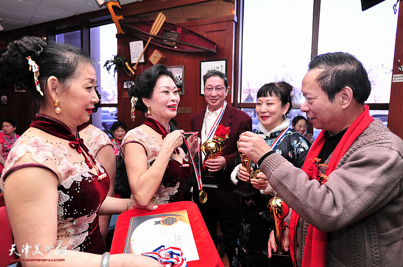 第五届中国书画春晚天津会场为书画家张建华、黄雅丽、蒋广弟颁奖。
