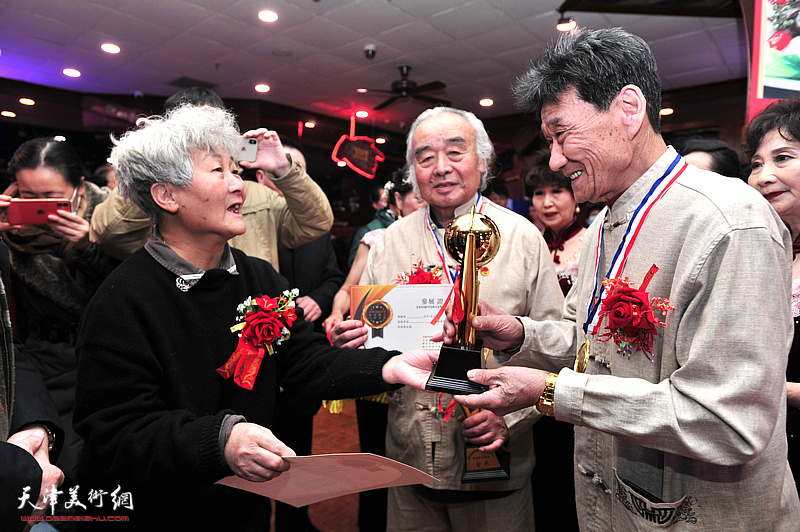 第五届中国书画春晚天津会场为书画家高象昶、刘彦生颁奖。