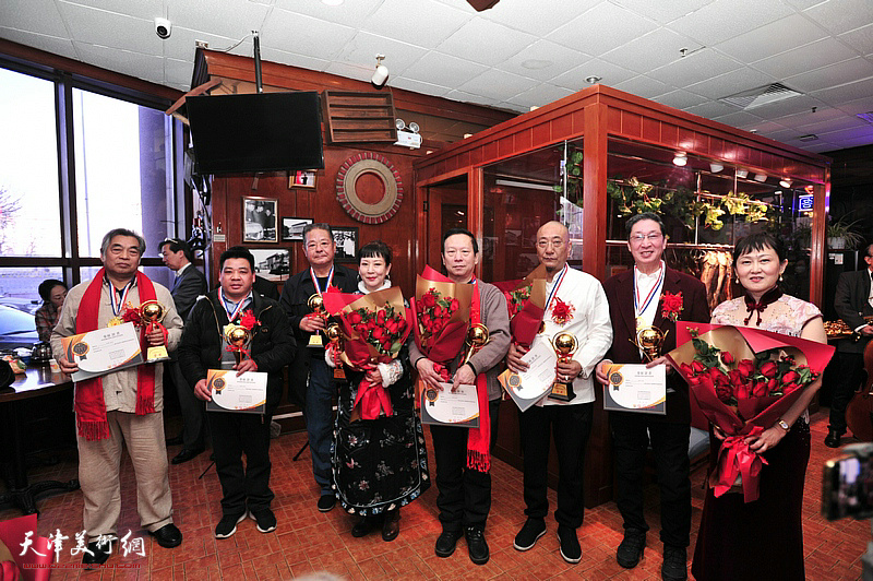 左起：谢天强、莫松生、王庆余、黄雅丽、张建华、杨福春、蒋广弟、郎津瑜在颁奖现场。