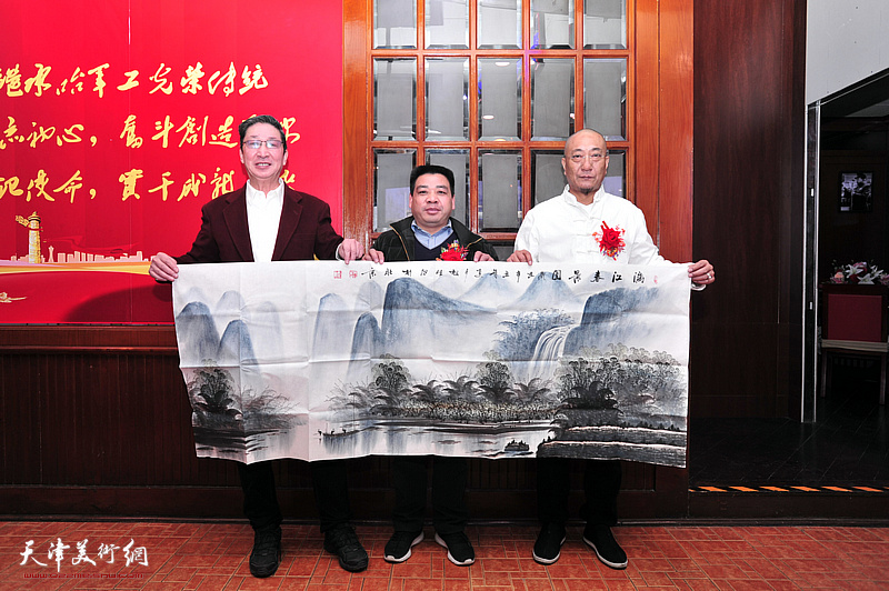 杨福春、蒋广弟、莫松生展示作品。