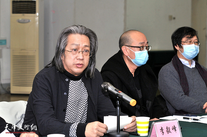 李毅峰总编辑在座谈会上讲话。