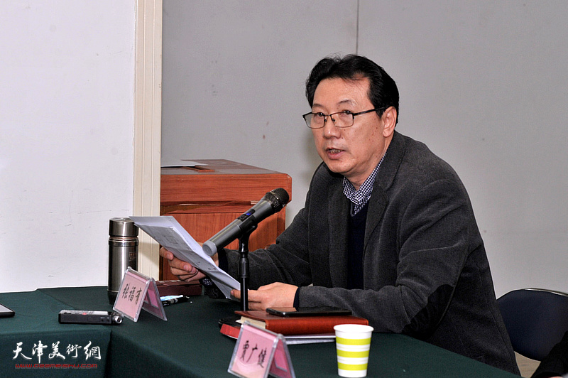 张福有秘书长在座谈会上讲话。