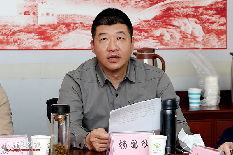 杨国欣副主席在座谈会上发言。