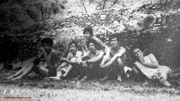 卞国强先生1983年参加天津美协创作班在太行山。左起：卞国强、秦征、王昆、魏均泉、李永文、王国风。