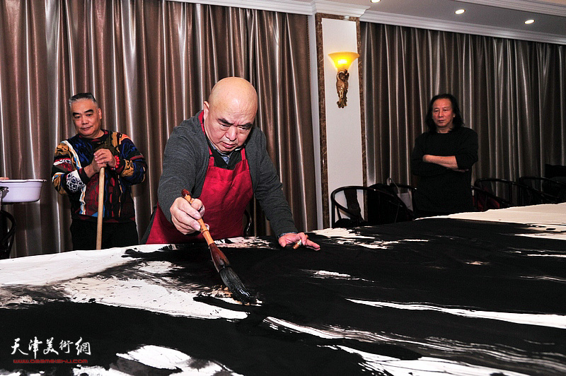 尹沧海教授创作巨幅山水画《更喜岷山千里雪》。