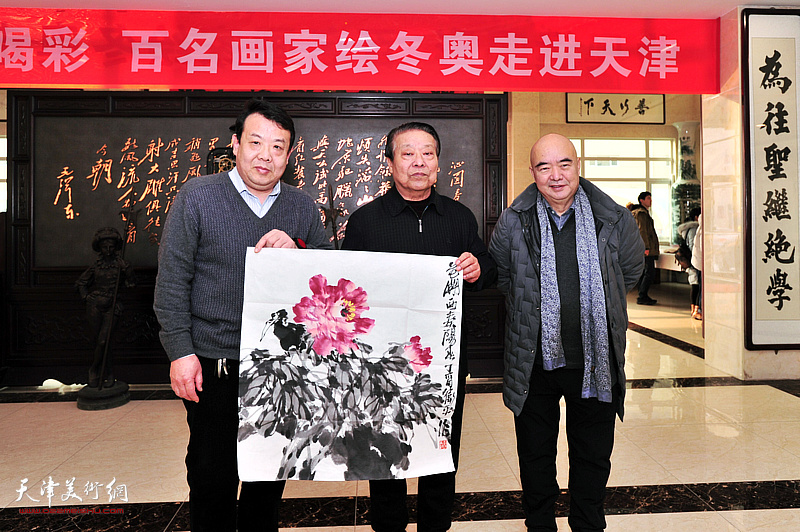 左起：王卫平、胡玉林、尹沧海在宏达热力艺术馆。