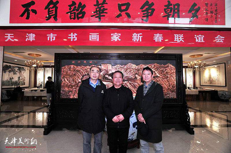 左起：喻建十、胡玉林、刘文生在宏达热力艺术馆。