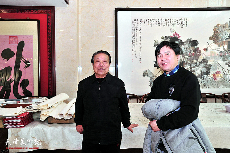左起：胡玉林、陈志峰在宏达热力艺术馆。