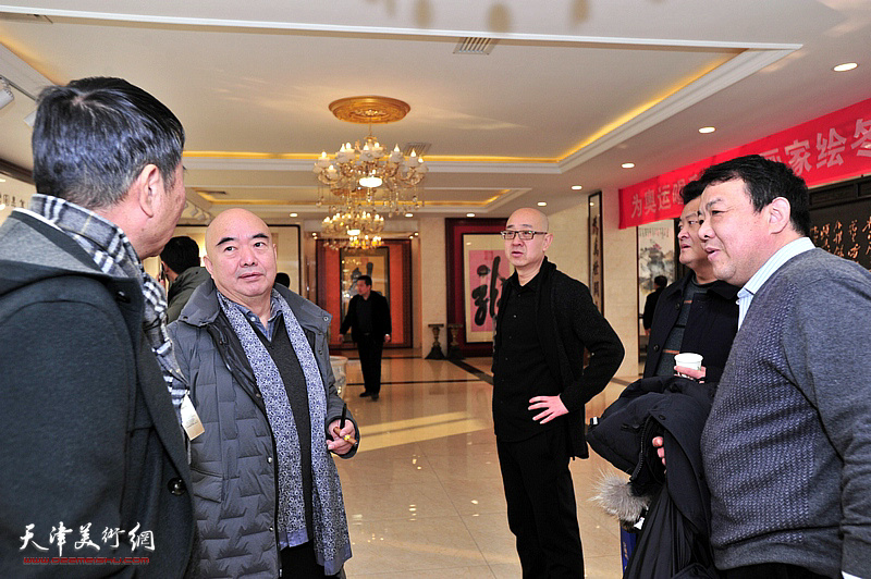 尹沧海、刘文生、王卫平、马驰、白鹏在宏达热力艺术馆交流。