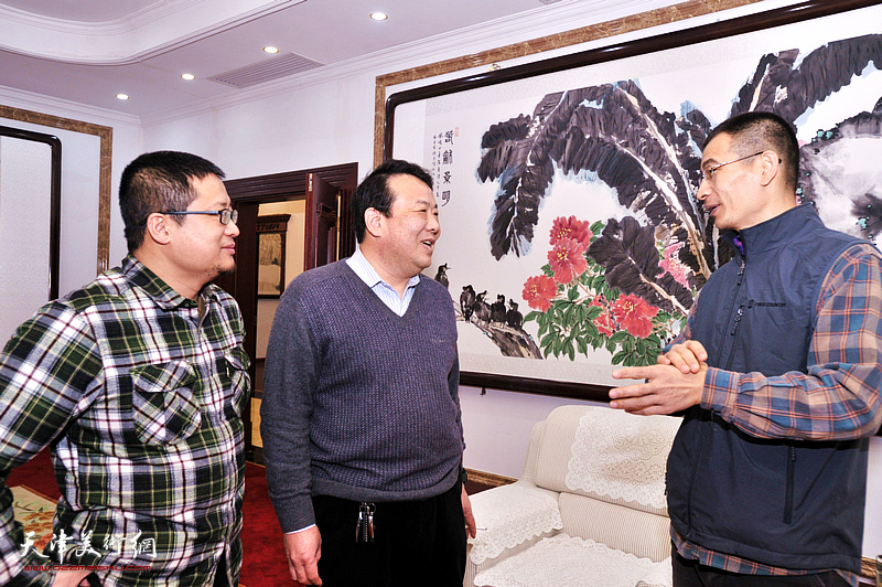 尹沧海、刘文生、王卫平、姜金军、闫勇在宏达热力艺术馆交流。
