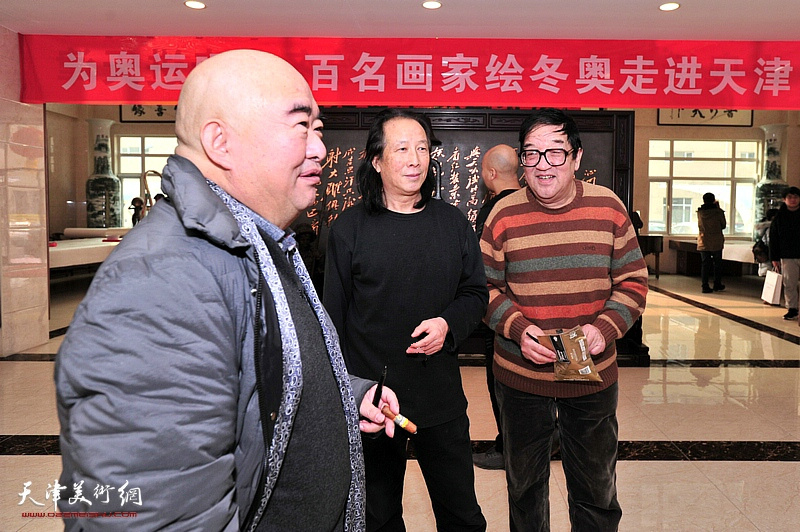 尹沧海、周世麟、卢贵友在宏达热力艺术馆交流。