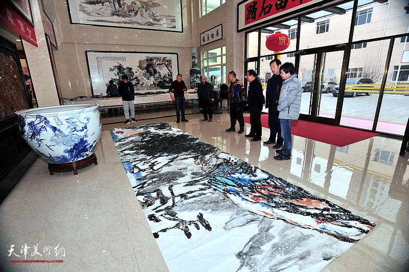 尹沧海、胡玉林等在宏达热力艺术馆观赏创作的作品。