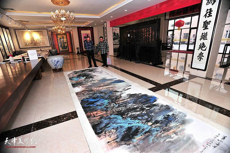 陈福春、闫勇在宏达热力艺术馆观赏创作的作品。