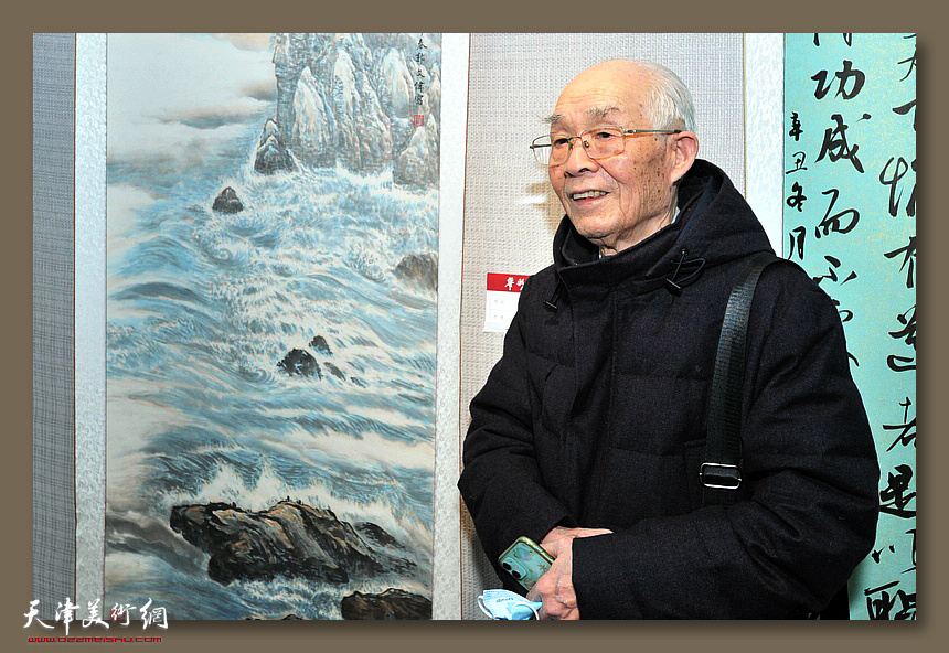 著名海洋画家郭文伟近照。