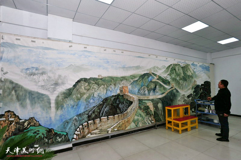 著名书画家范权在绘制山水画《大好河山》。