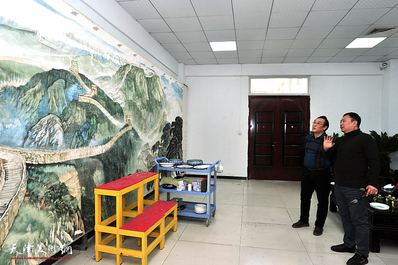 著名书画家范权与天津画院陈钢老师在绘制现场交流。