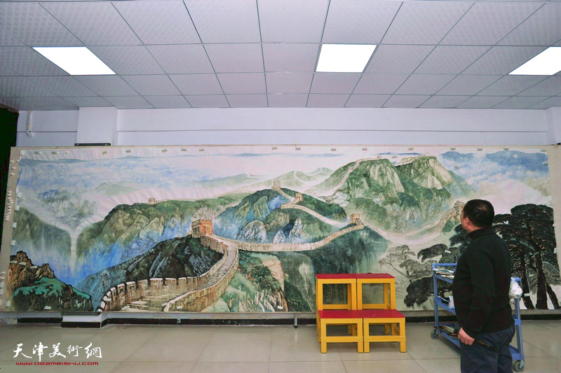著名书画家范权在绘制山水画《大好河山》。
