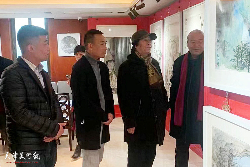 孟庆占、张景源等在宝地美术馆观赏展出的作品。