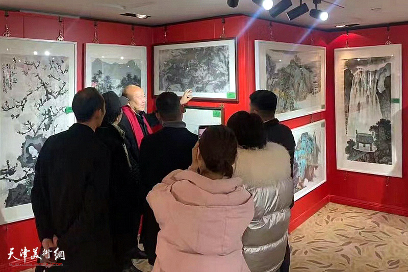 孟庆占在宝地美术馆为嘉宾介绍展出的作品。