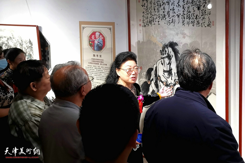 南海画院院长樊萍向嘉宾、观众介绍展出的陈冬至作品：《木兰从军图》