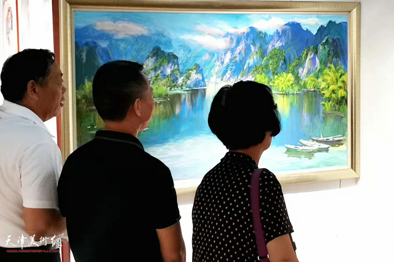 嘉宾在观赏展出的贺建国先生油画作品。