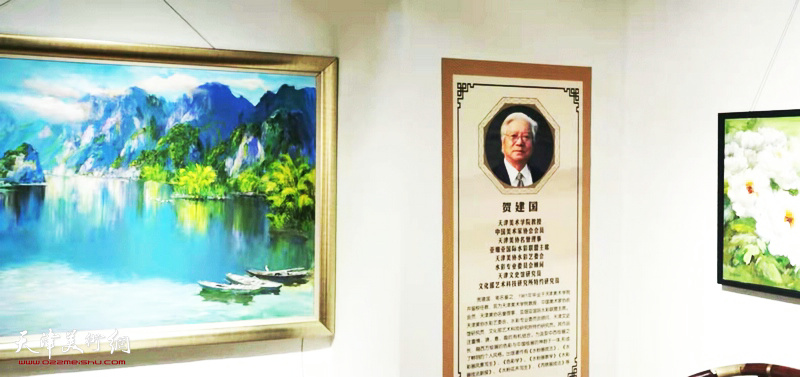 图为这里现场展出的贺建国先生油画作品。