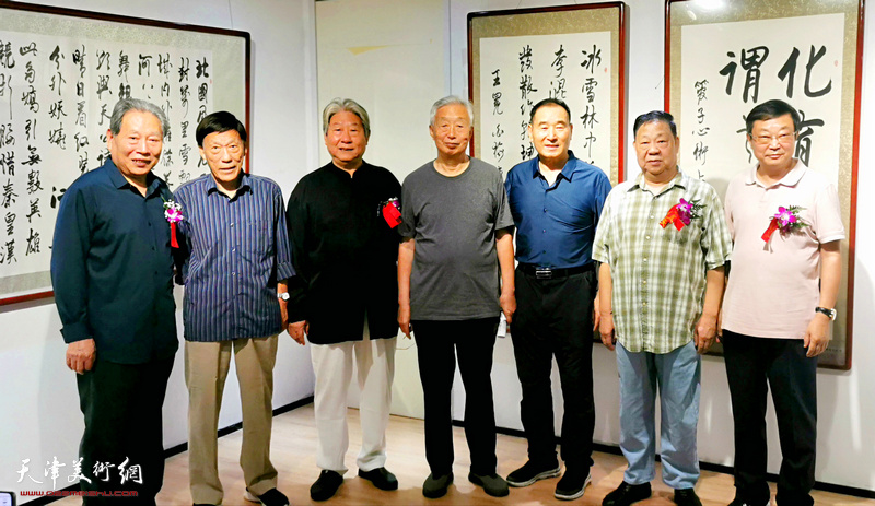 杨炳延、谢永全、霍然等部队老战友相聚在展览现场。