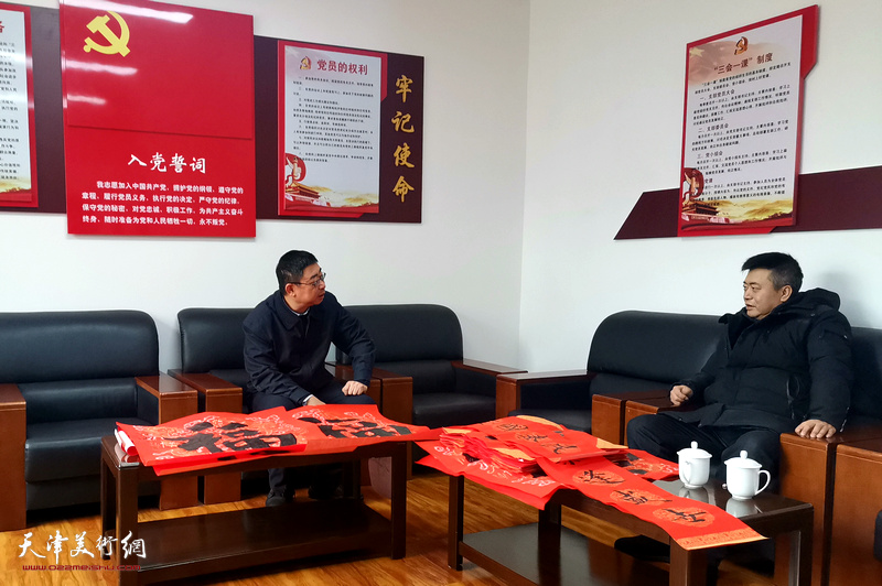 梅江书画院院长崔希鹏与友谊路街党工委书记高伟交流。