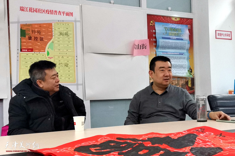 梅江书画院院长崔希鹏与尖山街党工委书记邹朝辉交流。