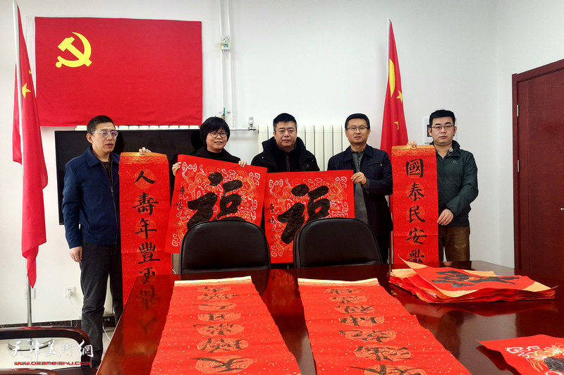 梅江书画院院长崔希鹏向栁林街党工委书记李青春、柳林街办事处主任朱颖送福。