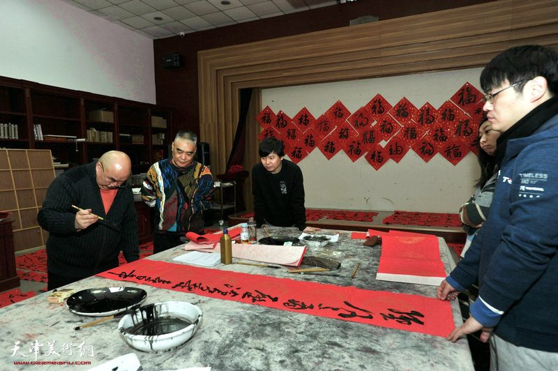 尹沧海老师在创作活动现场书写春联。