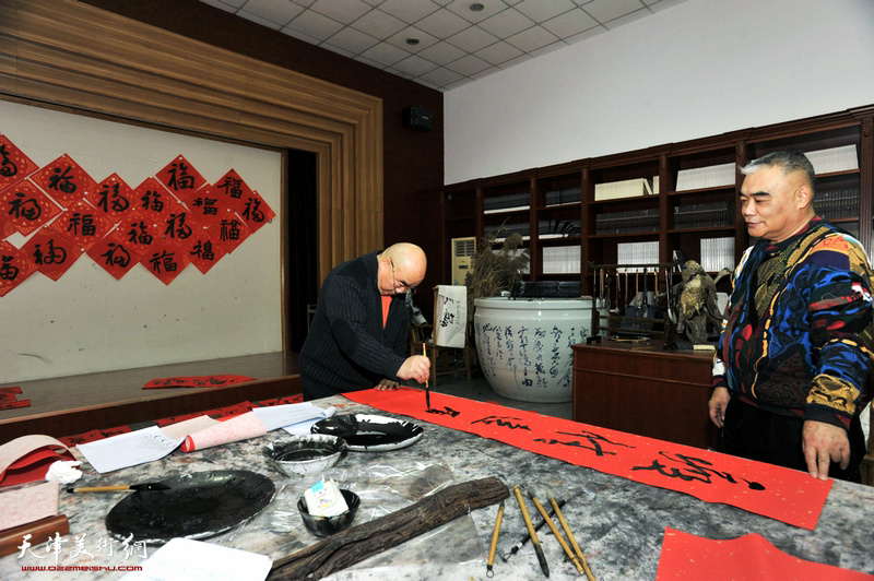 尹沧海老师在创作活动现场书写春联。