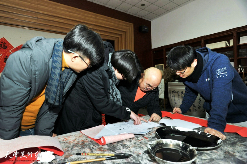 尹沧海老师在创作活动现场和师生们研究联句。