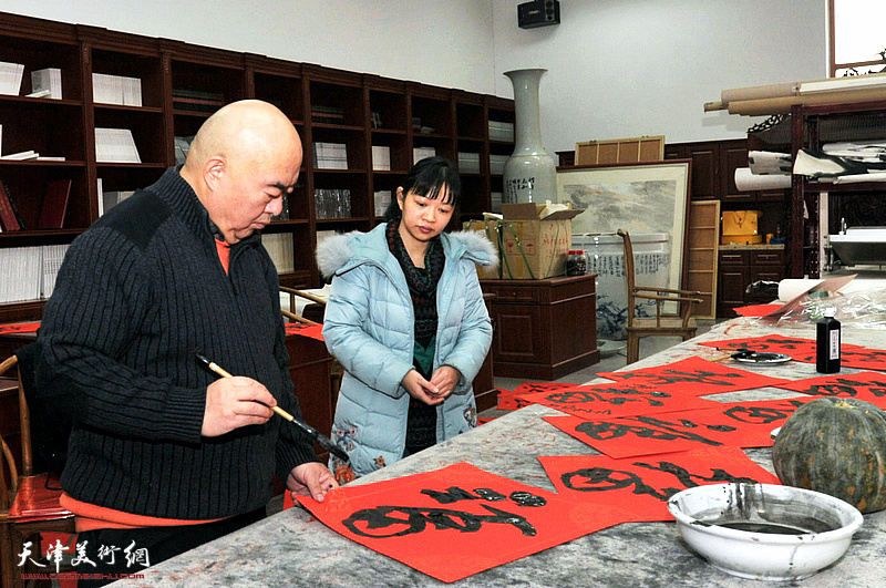 尹沧海老师在创作活动现场写福字。