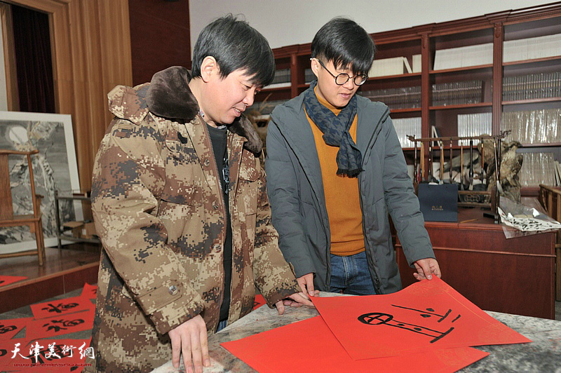 陈志峰、张文志在创作活动现场。