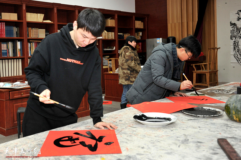 陈泰锁、张文志在创作活动现场写福字。