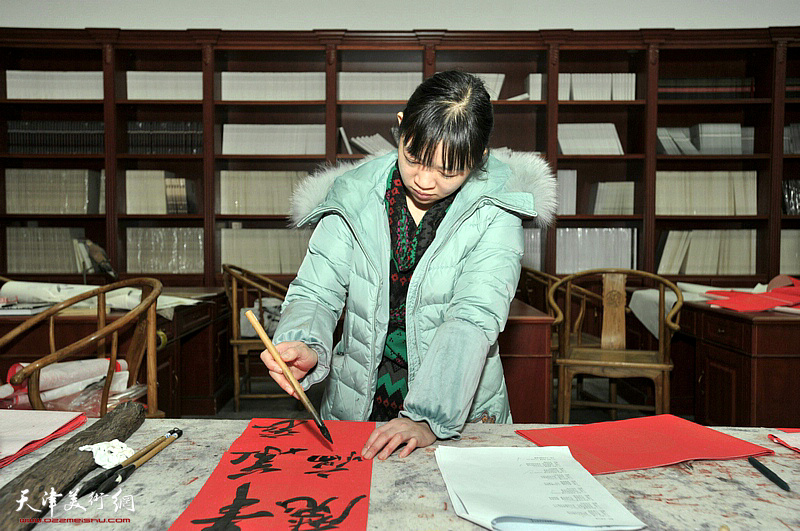 蒙妍在创作活动现场书写春联。