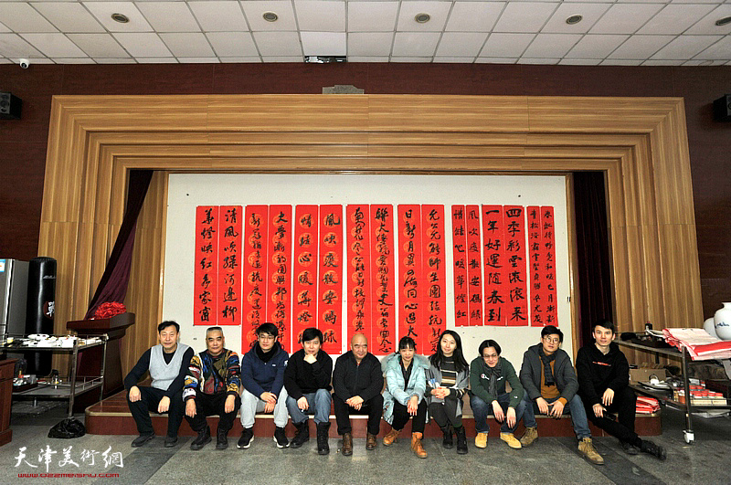 尹沧海老师与师生们在创作活动现场。