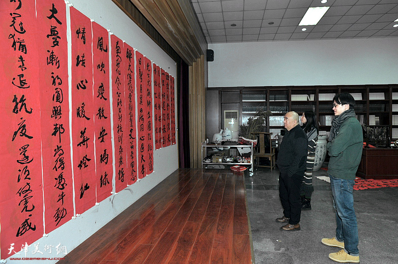 尹沧海老师与师生们在创作活动现场。